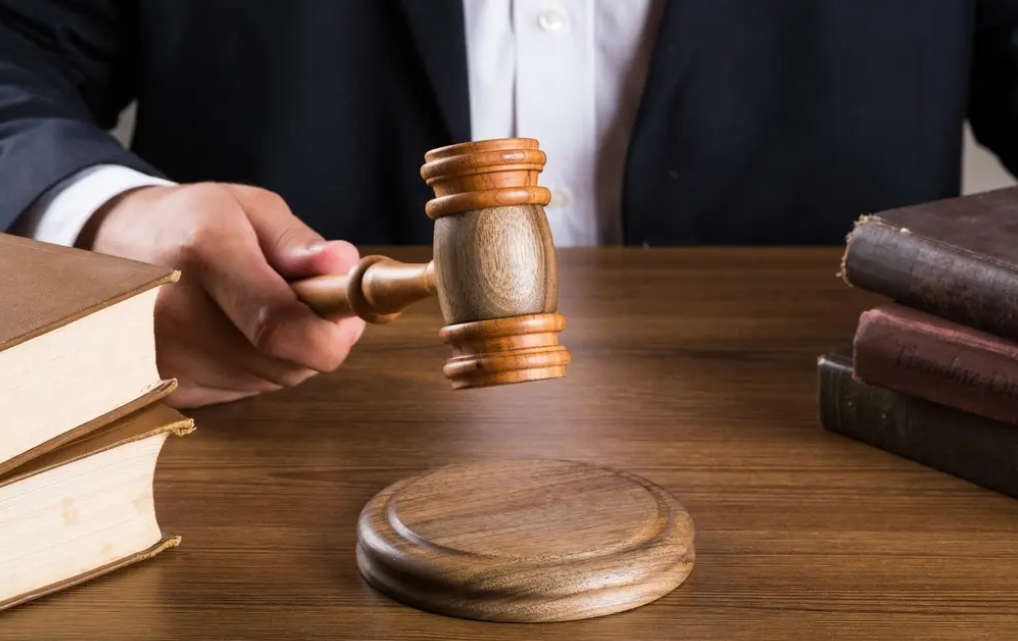 刑事律師：司機夫婦聯手偷乘客140萬元名表被拘，偷東西怎么判刑