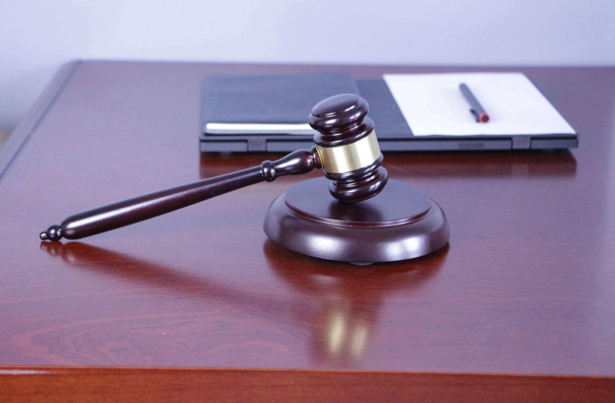 猥瑣男尾隨小女孩樓道實施猥褻，猥褻兒童怎么判刑